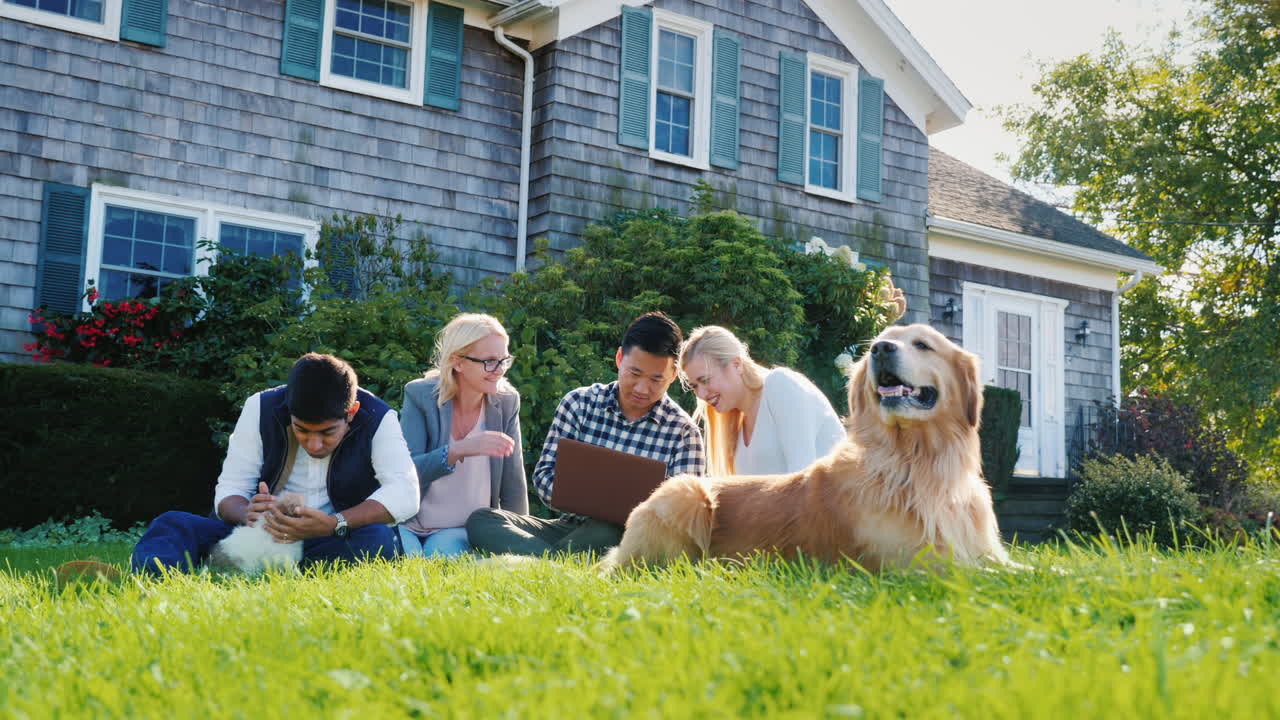 노트북과 개를 가진 친구 그룹