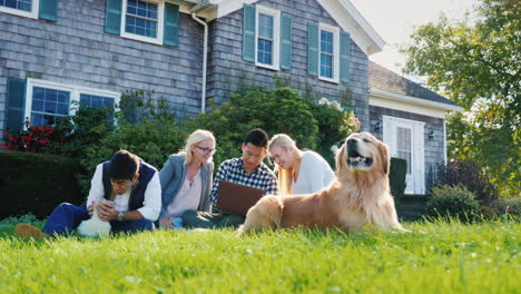 Grupo-De-Amigos-Con-Laptop-Y-Perros