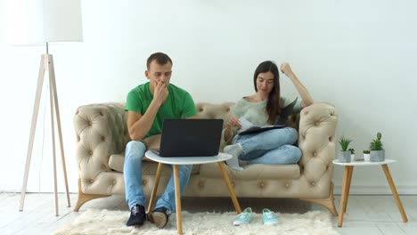 una pareja preocupada haciendo sus finanzas con una computadora portátil.