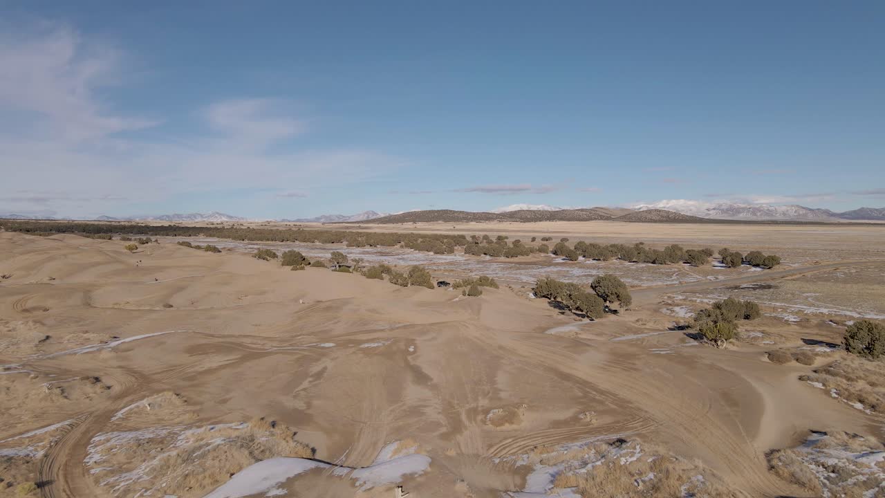 nieve de invierno en las dunas de arena del desierto del pequeño sahara utah
