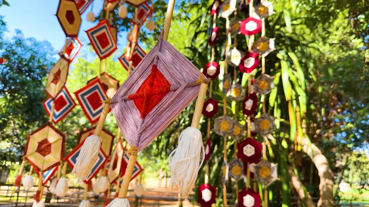 자연 환경에서 활기찬 매달린 장식품