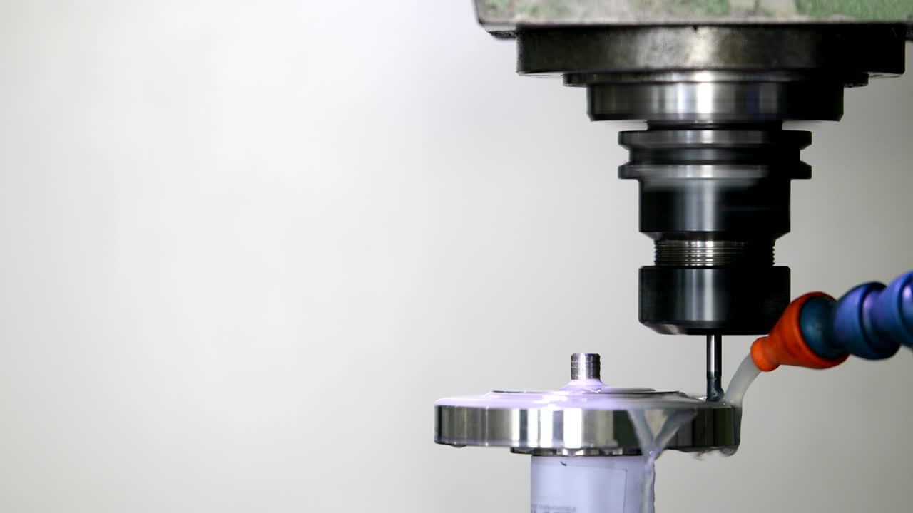 워크에서 고정도 회전 기계에서 금속을 마무리하는 작업