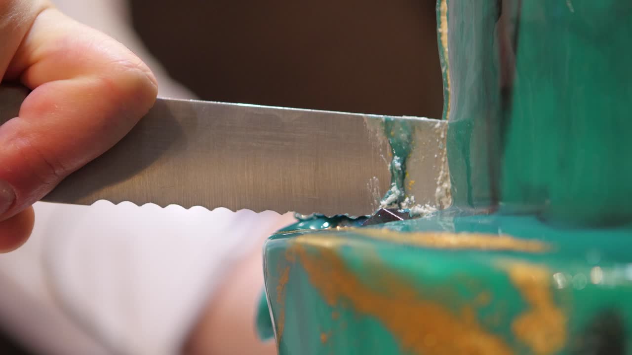 멋진 푸른색과 금색 케이크를 잘라