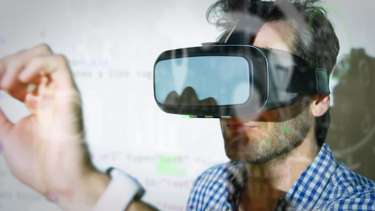 animación de iconos de redes sociales y procesamiento de datos sobre hombre caucásico que usa auriculares vr