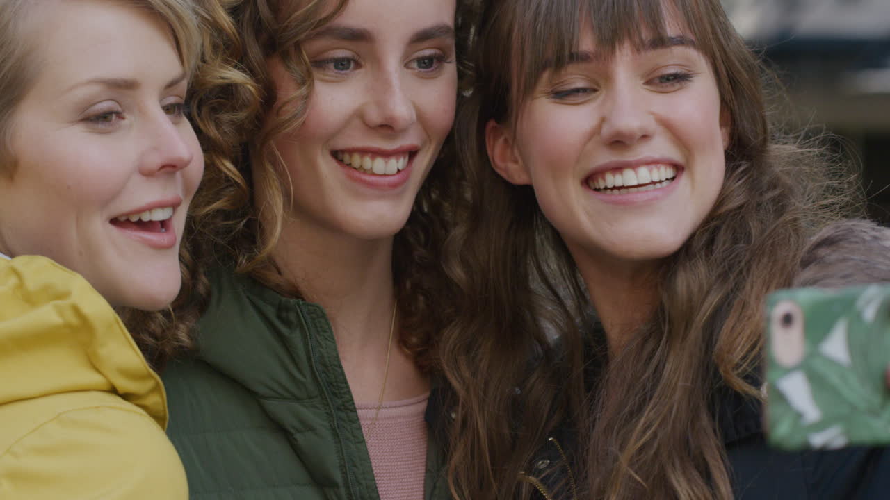 도시 에서 휴대 전화 를 사용 하여 셀피 사진 을 찍는 젊은 여성 의 초상화