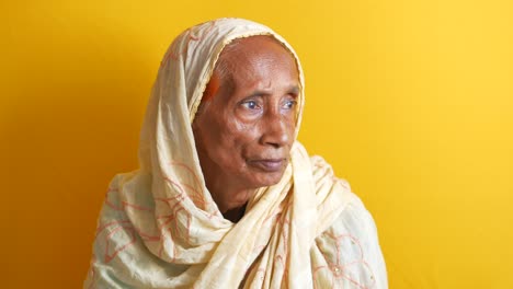 retrato de una anciana de asia del sur