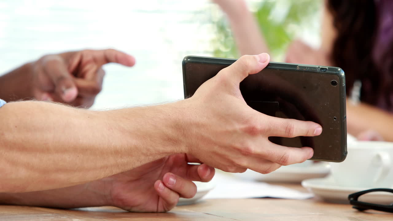 커피를 마시며 토론하는 캐주얼 비즈니스 팀