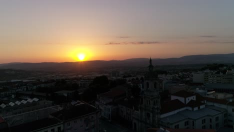 Volando-Sobre-La-Ciudad-De-Braga-Al-Atardecer