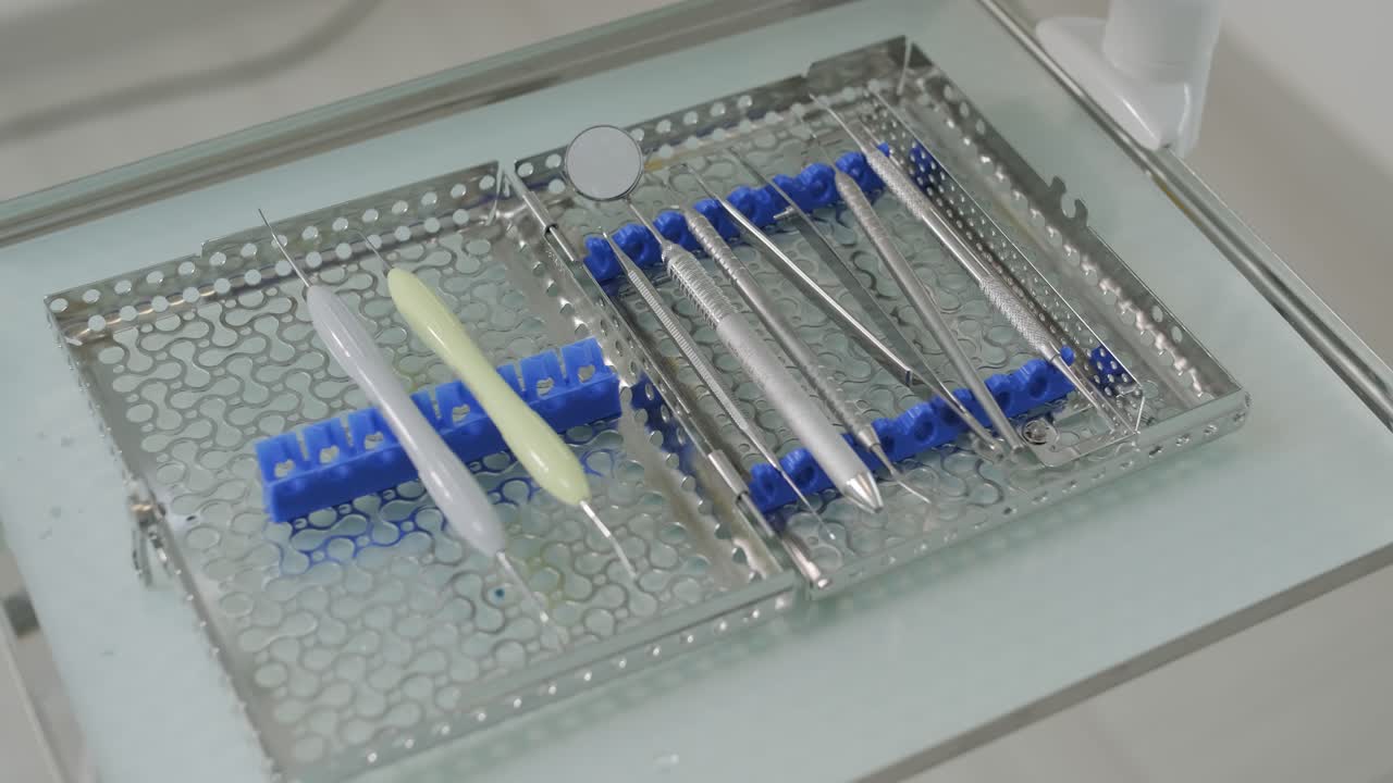 치과 절차를 위한 준비 - 수술 도구 - 수술실의 테이블 위에 여러 수술 도구를 - 고무 장갑으로 간호사의 손을 스크럽 - 현대적인 치과 개념