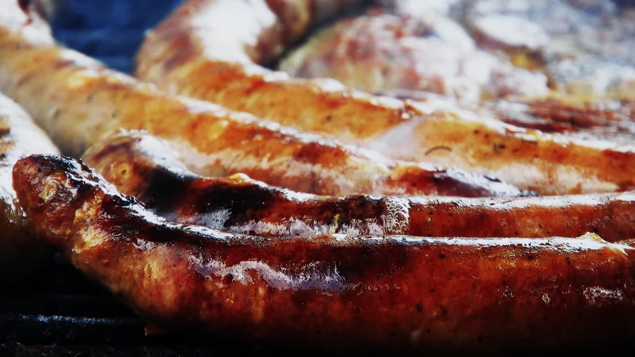 variedad de deliciosas carnes a la parrilla, vista superior, salchichas, pollo, cerdo