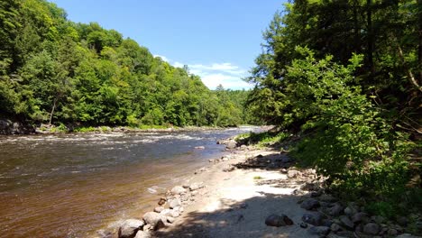 El-Riviere-La-Rouge-En-Un-Día-Soleado,-Quebec,-Canadá,-Toma-Panorámica-Izquierda