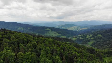 Paisaje-Escénico-Del-Bosque-De-Montaña-De-Beskid-Sadecki,-Polonia,-Panorama-Aéreo