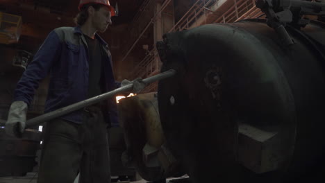 trabajador metalúrgico en una fundición