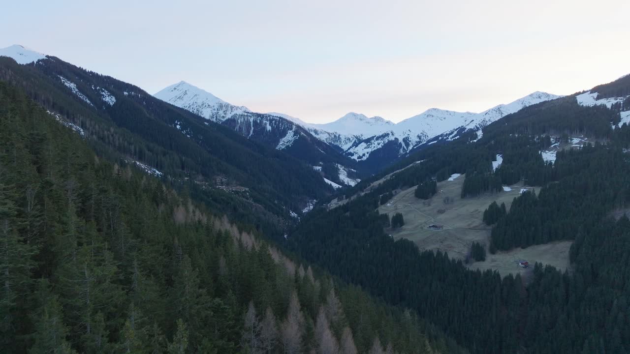 majestuosa vista aérea de la estación de esquí de saalbach-hinterglemm en austria durante el anochecer