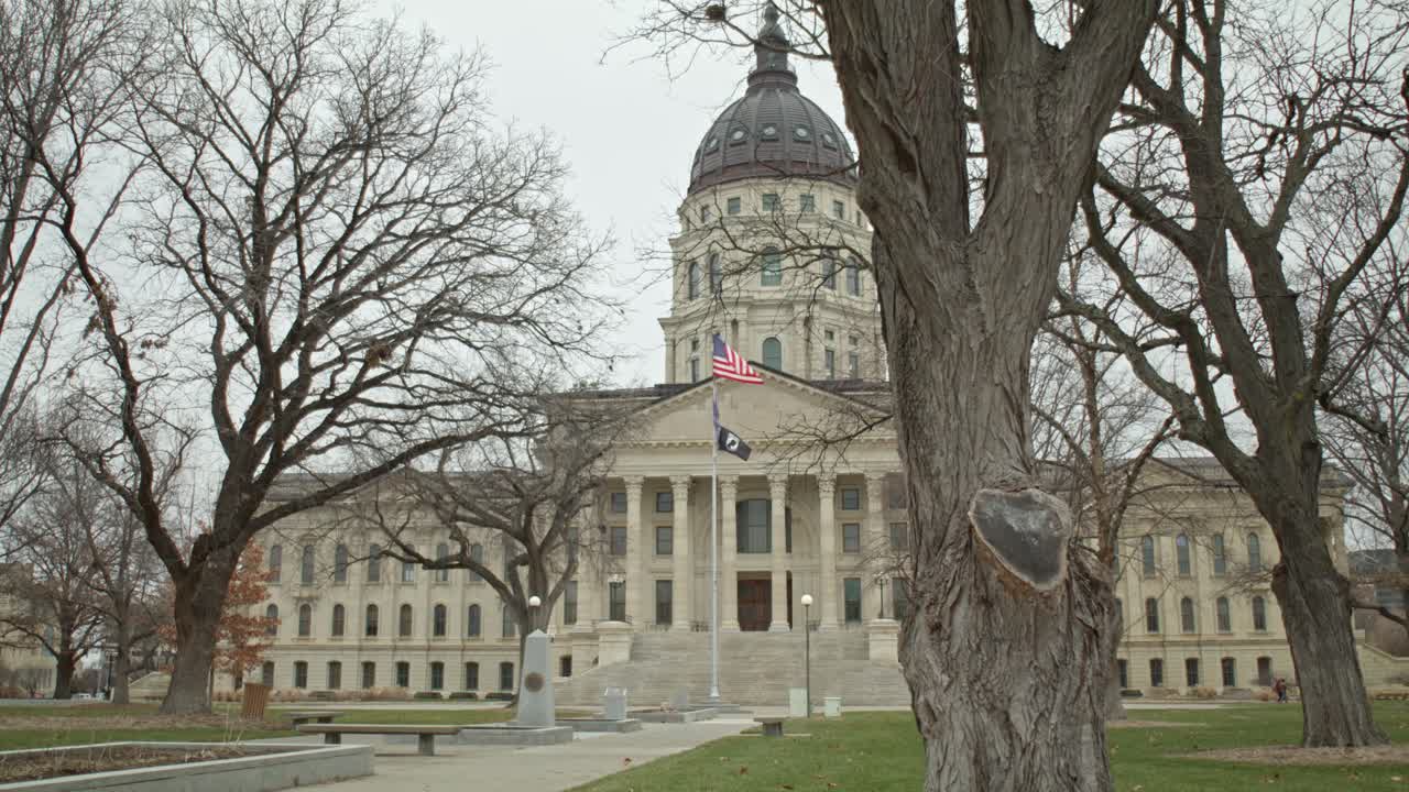 edificio del capitolio estatal de kansas en topeka, kansas con un video de dolly en movimiento de derecha a izquierda
