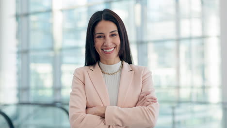 Sonrisa,-Brazos-Cruzados-Y-Mujer-De-Negocios-En-La-Oficina