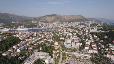 dubrovnik, croacia: imagen aérea de la zona de la playa de uvala lapad con el paisaje urbano costero
