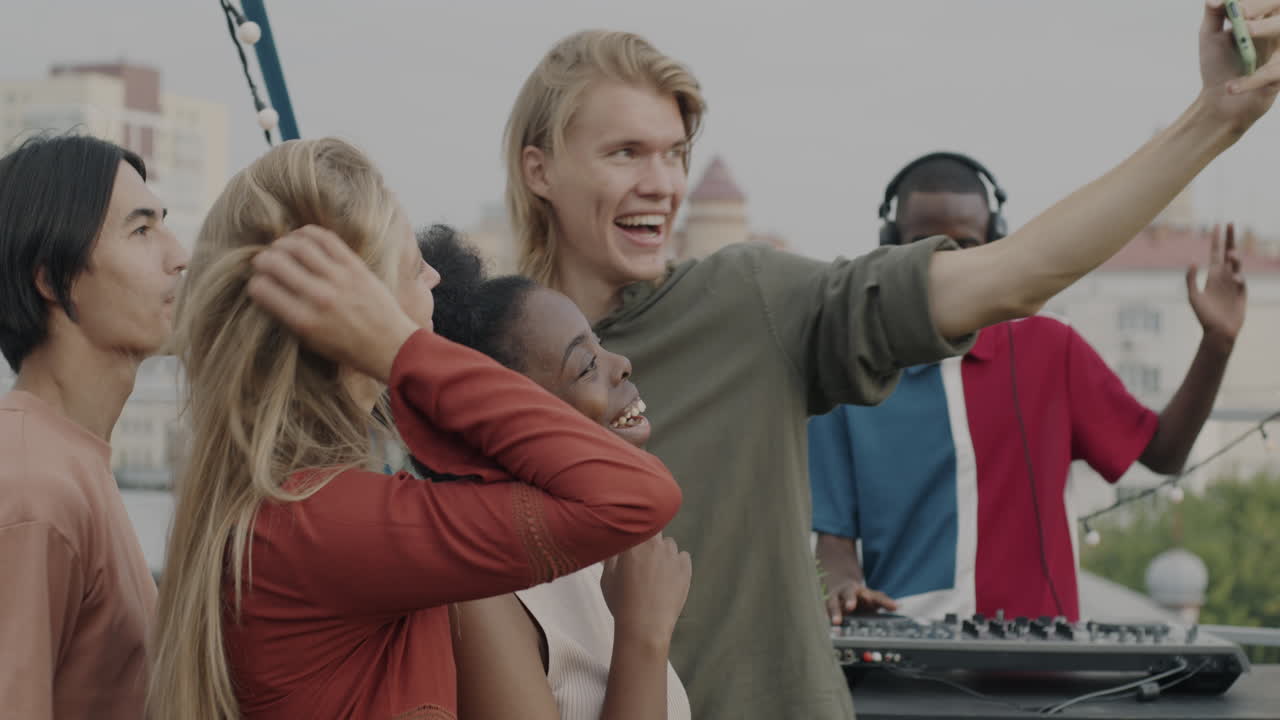 Amici che si scattano un selfie a una festa sul tetto