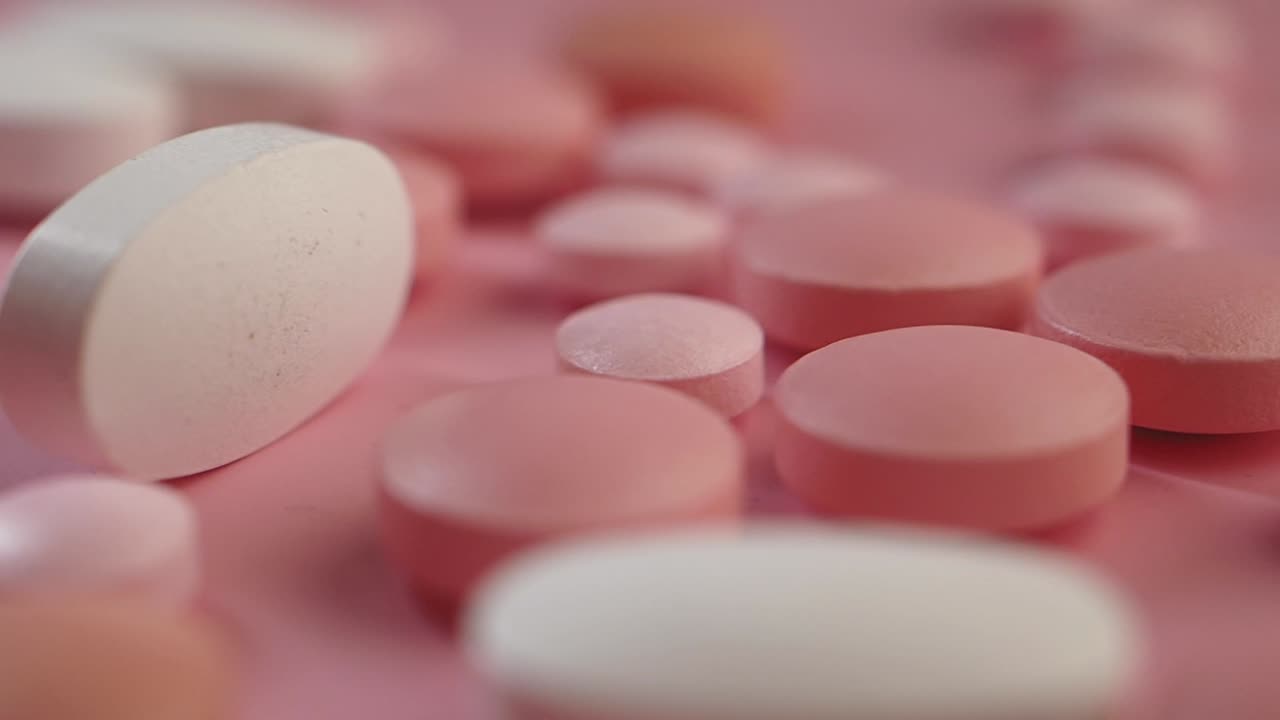 분홍색과 색의 알약의 클로즈업