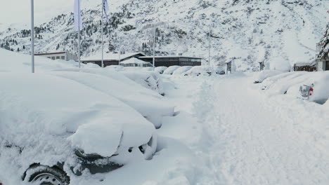 Vehículos-De-Automóviles-Enterrados-En-La-Nieve-En-Invierno,-Panorámica-De-Izquierda-A-Derecha