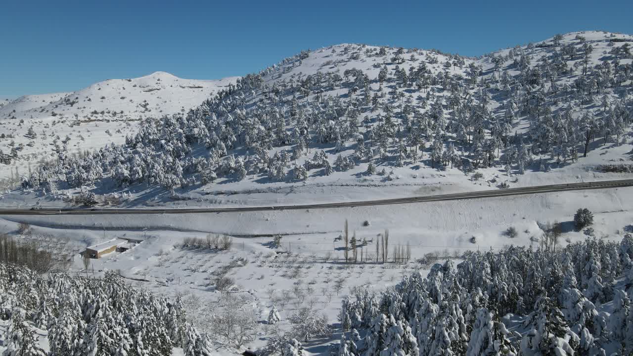 겨울의 드론 영상 고속도로