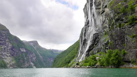 Fiordo-De-Geiranger,-Cascada-Siete-Hermanas.-Hermosa-Naturaleza-Paisaje-Natural-De-Noruega.