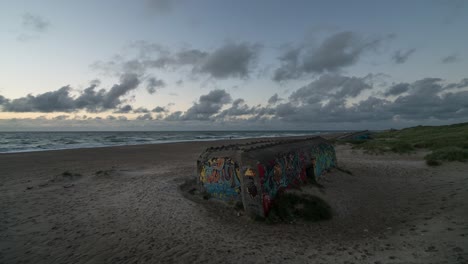 Lapso-De-Tiempo-Al-Atardecer-Sobre-Las-Playas-De-Klitmoller,-Dinamarca-Y-Los-Bunkers-De-La-Pared-Atlántica-Ww2