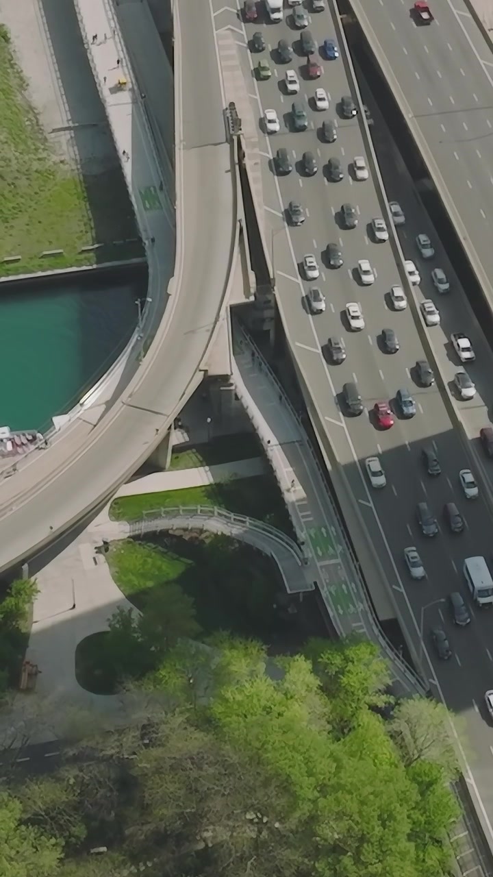La vita urbana di Chicago vista dall'alto, con strade trafficate e aree verdi