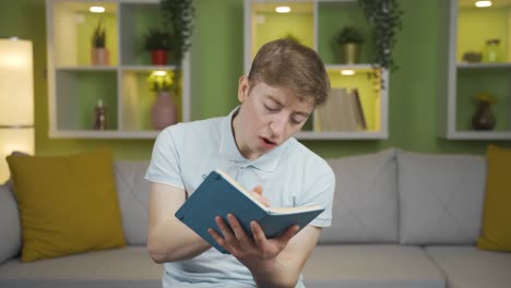 un primer plano de un joven anotando sus pensamientos.
