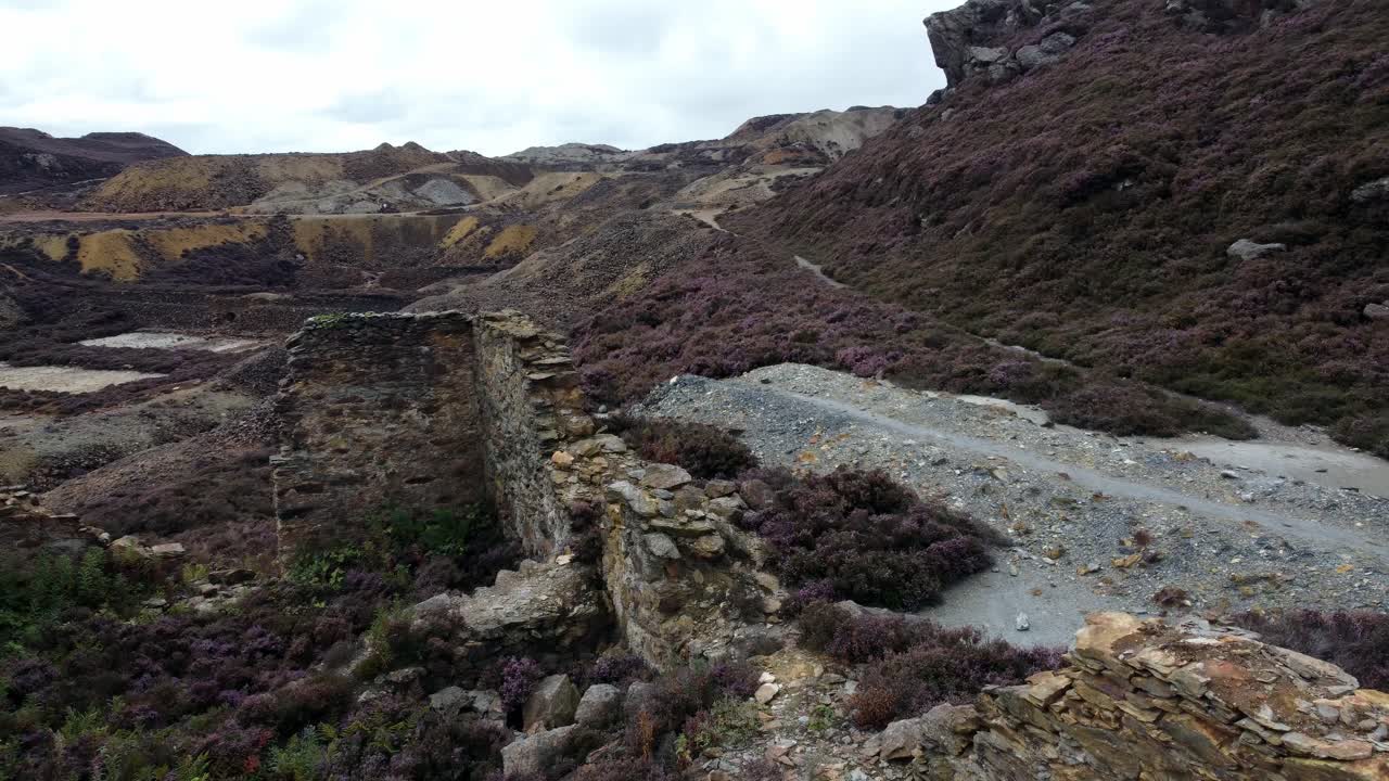 parys mountain rocky minería de cobre excavación de piedra cantera ruina antena baja vista de avance mina anglesey gales reino unido