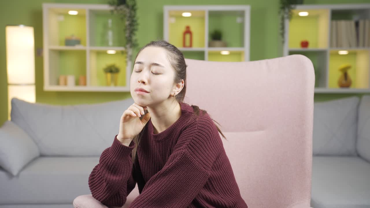 비관적이고 혼란스러운 아시아 여성이 생각을 해야 합니다.