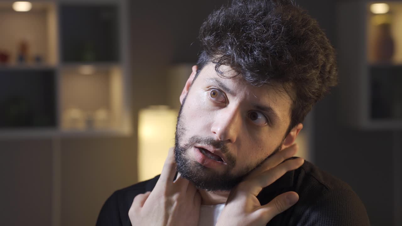 un hombre enfermo mental volviéndose loco en casa solo, teniendo una crisis.