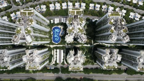 Condominio-De-Edificios-De-Apartamentos-De-Lujo-De-Gran-Altura-Con-Vegetación-Y-Piscina,-Perspectiva-Aérea-De-La-Ciudad-Forestal,-Toma-Superior