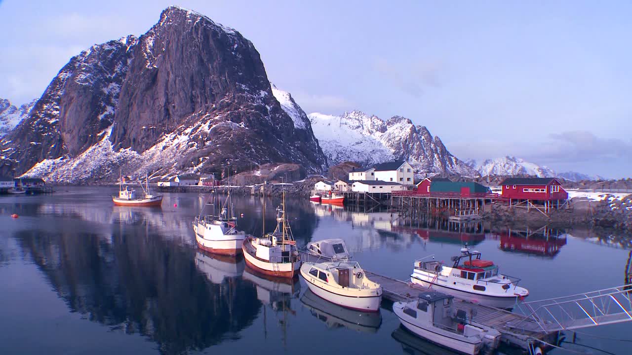 la nieve cubre una hermosa vista de un puerto en un pueblo en las islas árticas lofoten noruega 2