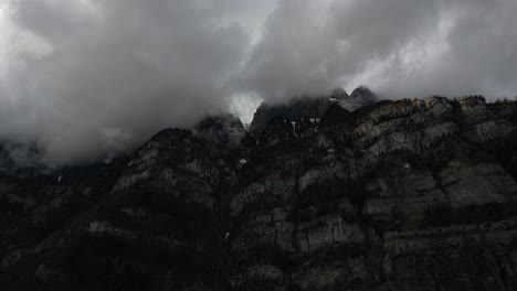 Volando-Cerca-De-Las-Montañas-Rocosas-En-El-Lago-Walensee-Unterterzen-En-Suiza