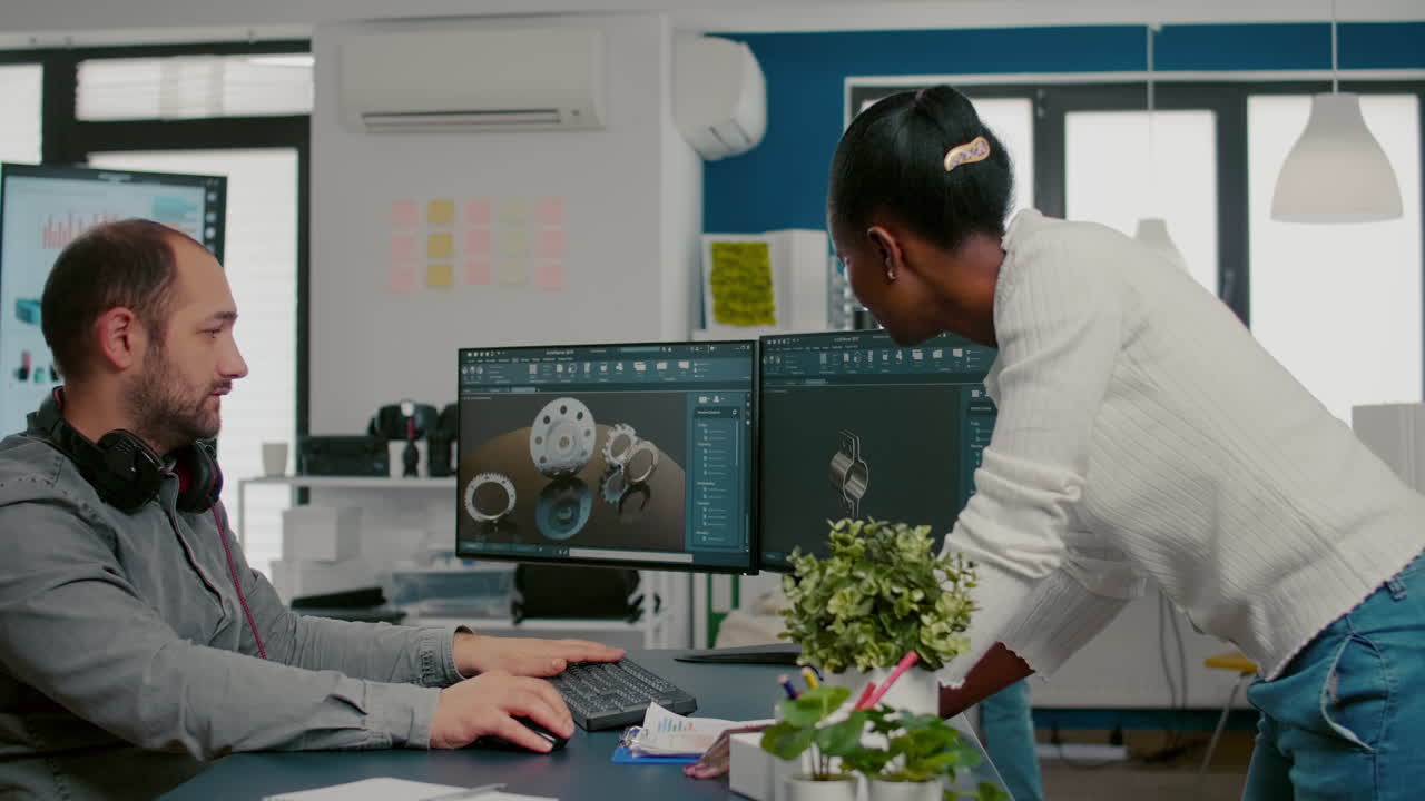 direttore tecnico che spiega ai dipendenti africani il progetto industriale