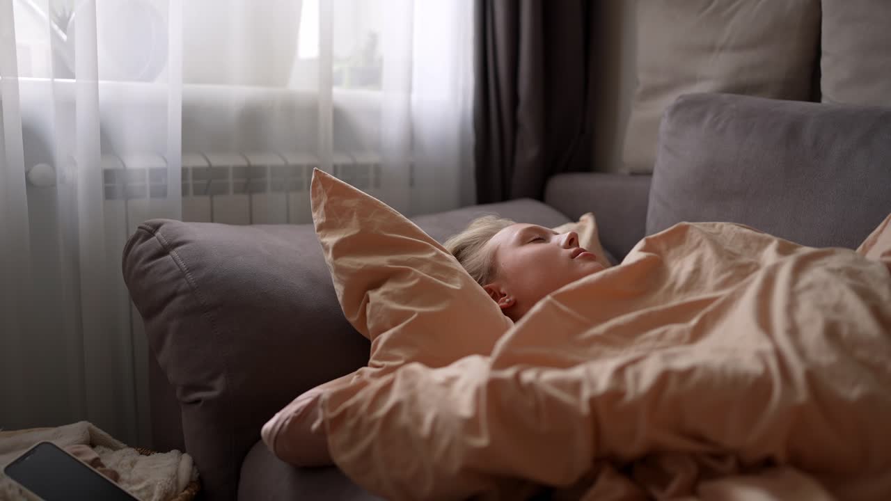 소파에서 자고 있는 여자