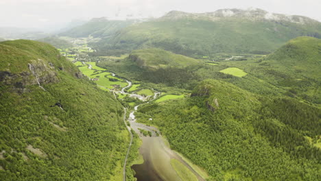 Atemberaubende-Landschaft-Mit-üppig-Grünem-Gebirgspass-Im-Hydalen-Tal,-Ein-Verstecktes-Juwel-In-Hemsedal,-Norwegen
