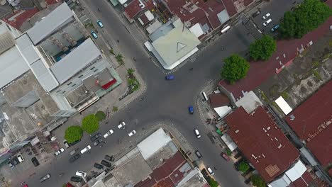 Intersección-De-Carreteras-En-La-Ciudad-De-Mataram,-Indonesia,-Vista-Superior-Aérea