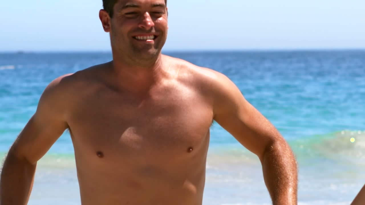 pareja corriendo y tomándose de la mano