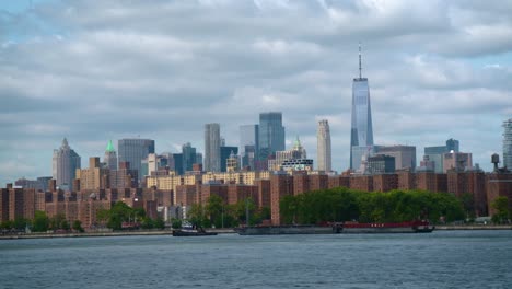 la torre de la libertad desde el lado de brooklyn del río este