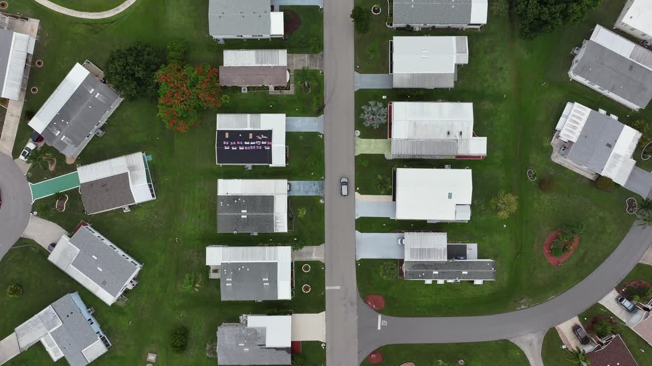 coche en la calle en el barrio de lujo de florida con villas y mansiones