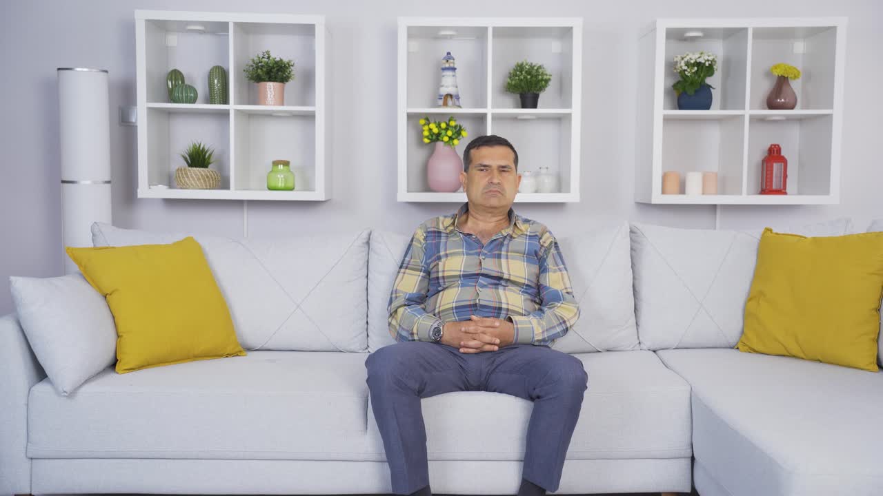 L'anziano scontroso si sta arrabbiando.
