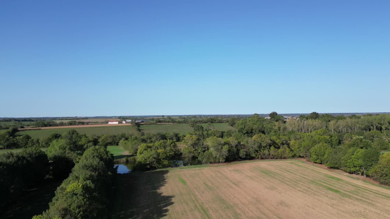 imágenes de drones que se elevan desde el campo francés que muestran el campo y el cielo azul claro