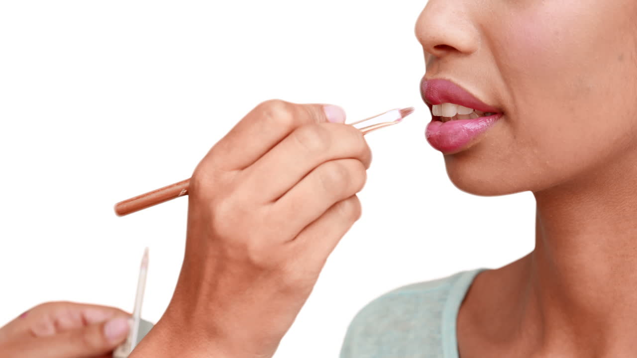 artista de maquillaje poniendo brillo para los labios en la cara de las modelos