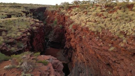 Toma-Aérea-Acercándose-Al-Desfiladero-De-Joffre-En-El-Parque-Nacional-Karijini-Durante-El-Día-Nublado---Vuelo-Descendente