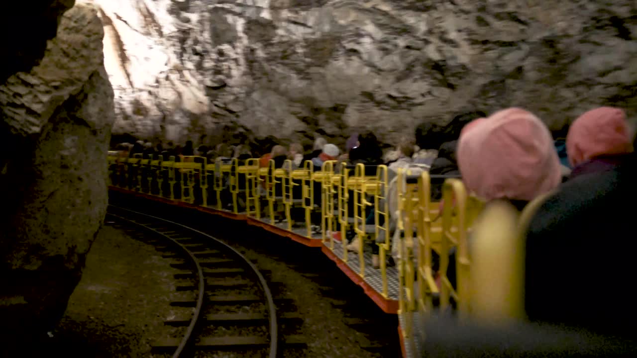 пещеры постойна внутреннее панно над сталагмитами сталактитами