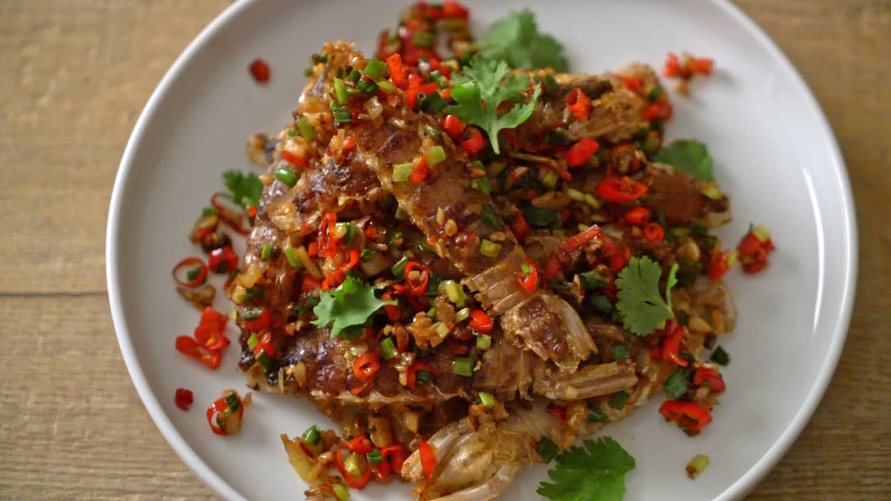 camarones mantis salteados o cangrejos de río con chile y sal - estilo mariscos