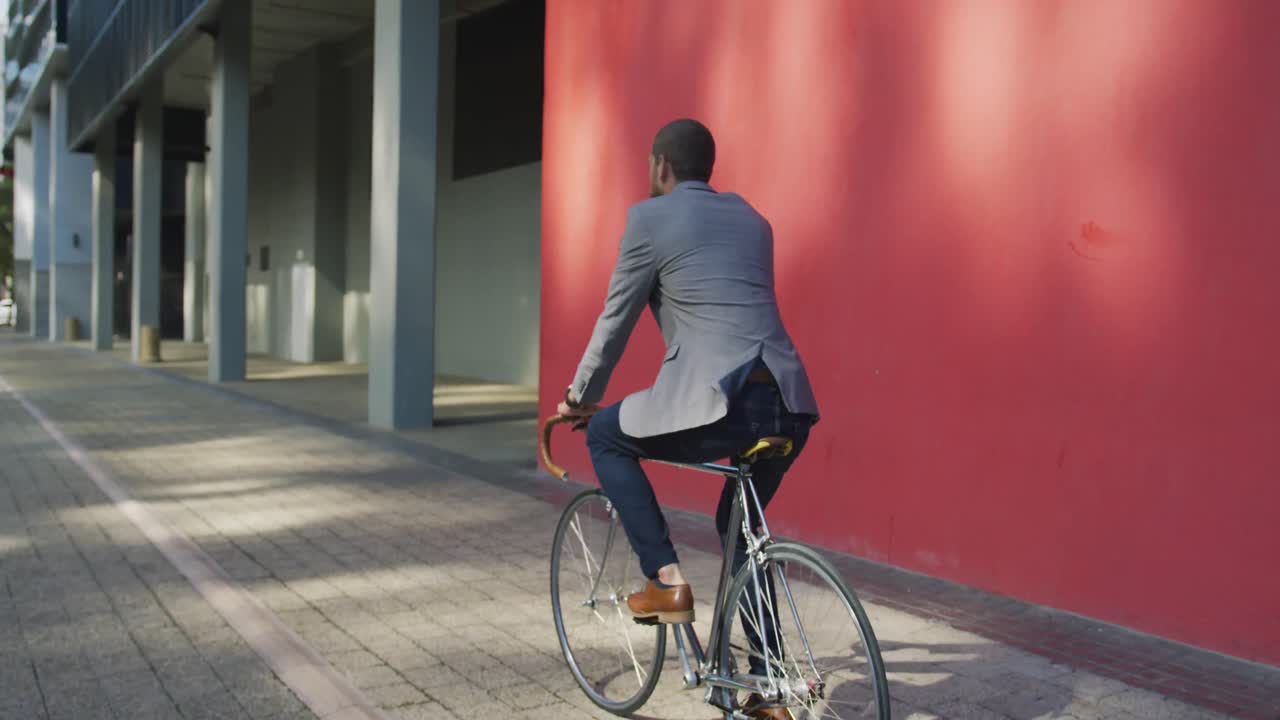 이동 중인 전문적인 젊은이