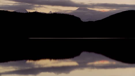 Schwenk-über-Seen-Und-Gipfel-In-Patagonien-Argentinien-In-Der-Abenddämmerung-2